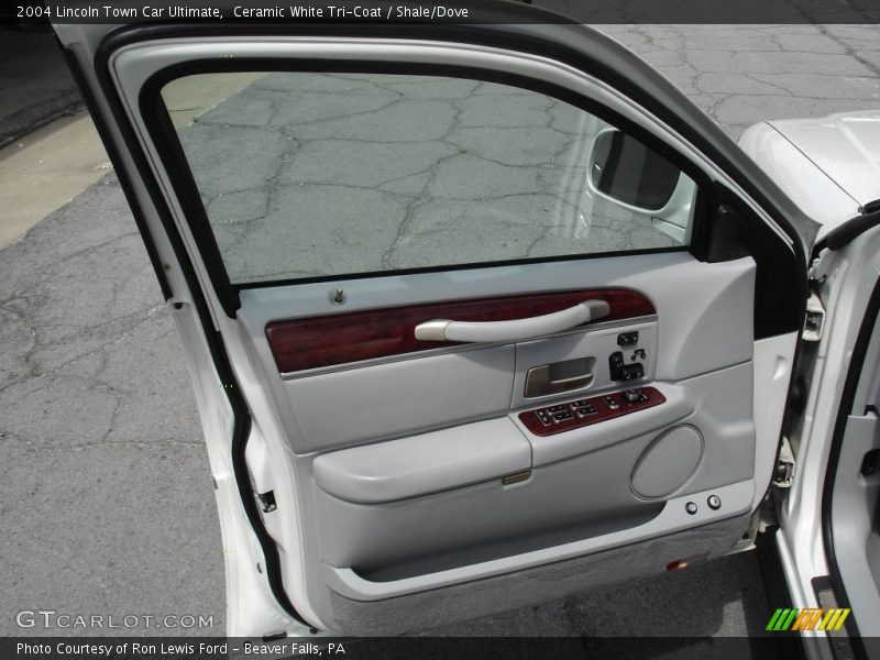 Ceramic White Tri-Coat / Shale/Dove 2004 Lincoln Town Car Ultimate