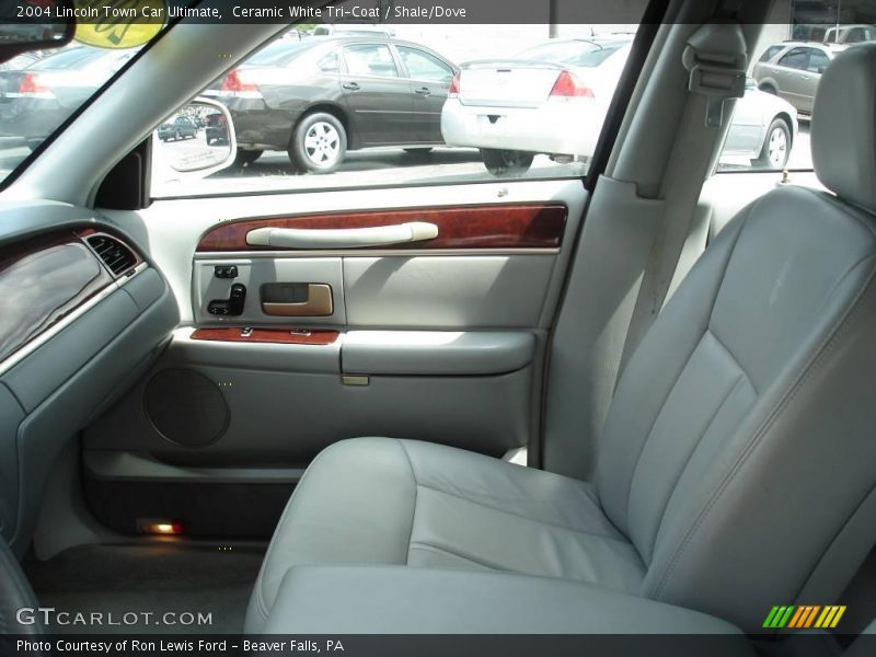 Ceramic White Tri-Coat / Shale/Dove 2004 Lincoln Town Car Ultimate
