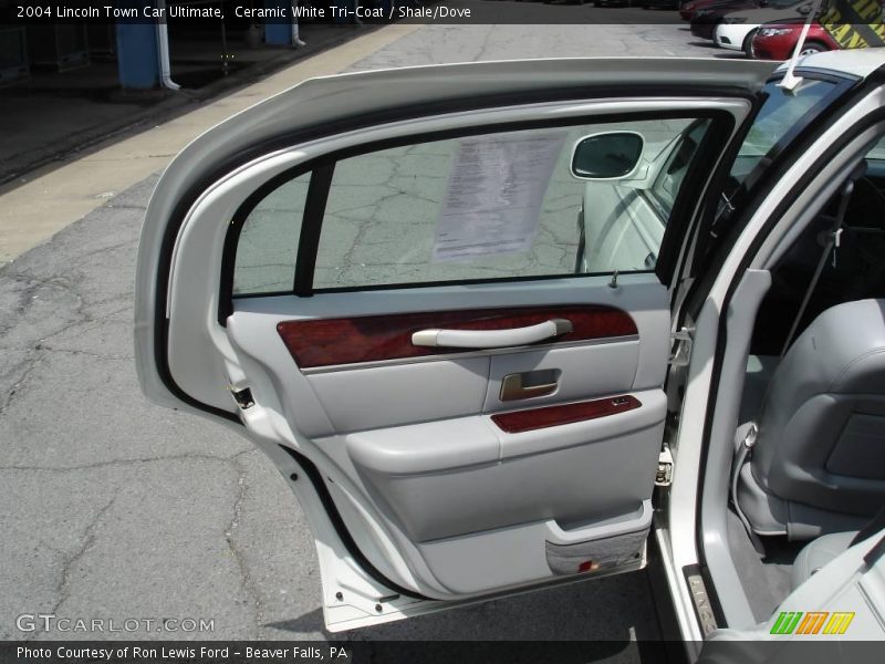 Ceramic White Tri-Coat / Shale/Dove 2004 Lincoln Town Car Ultimate