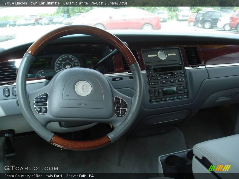 Ceramic White Tri-Coat / Shale/Dove 2004 Lincoln Town Car Ultimate