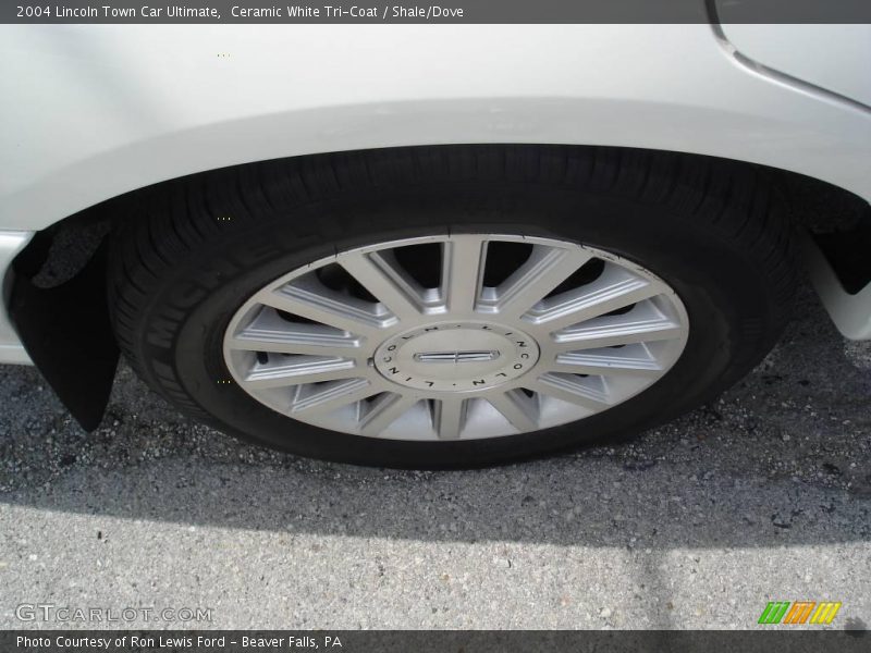 Ceramic White Tri-Coat / Shale/Dove 2004 Lincoln Town Car Ultimate