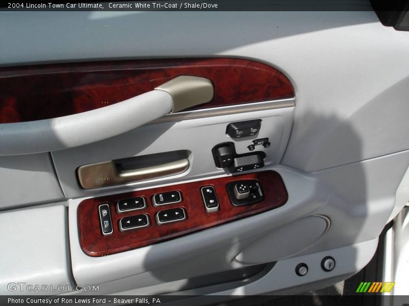 Ceramic White Tri-Coat / Shale/Dove 2004 Lincoln Town Car Ultimate