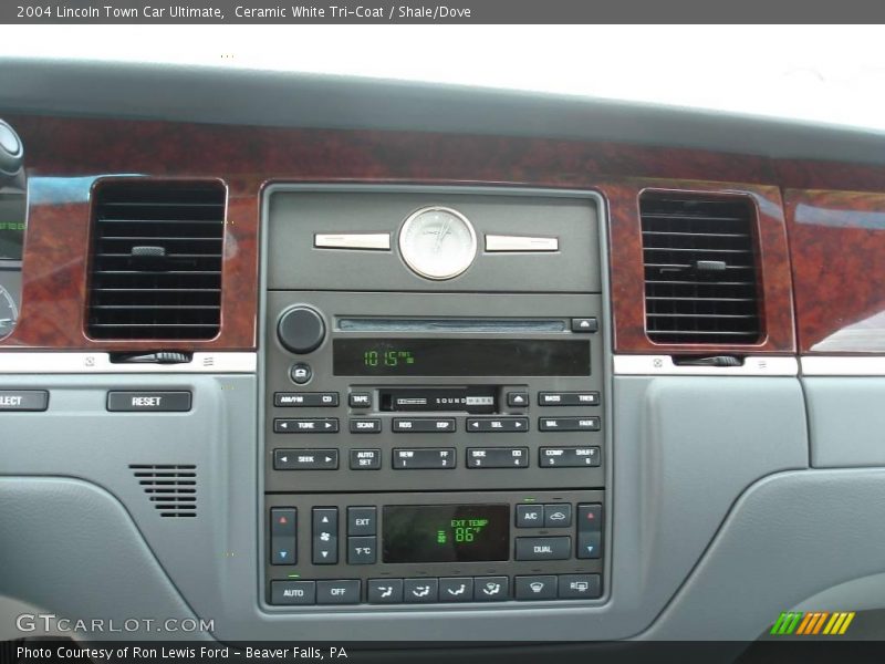 Ceramic White Tri-Coat / Shale/Dove 2004 Lincoln Town Car Ultimate