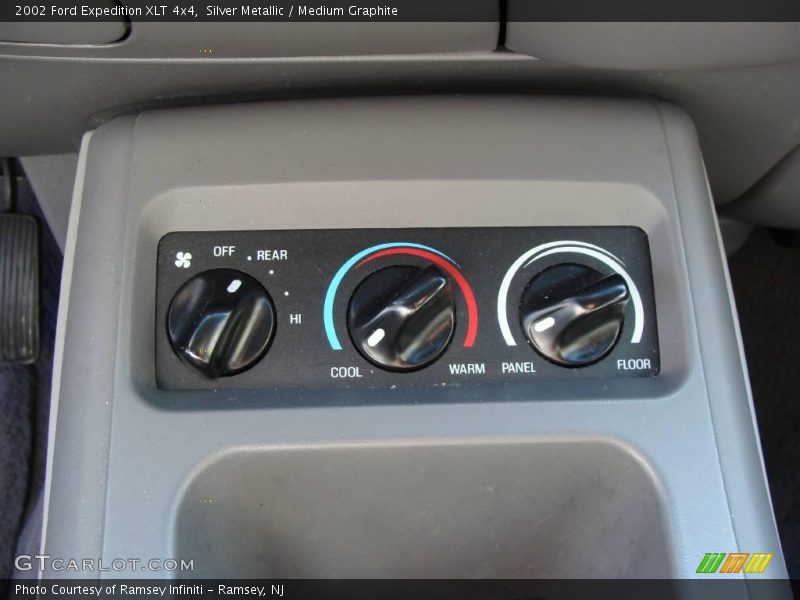 Silver Metallic / Medium Graphite 2002 Ford Expedition XLT 4x4