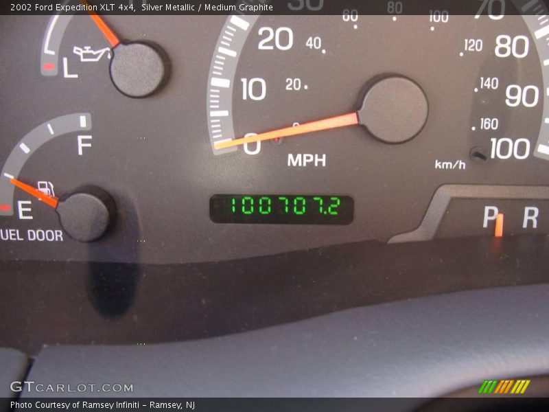 Silver Metallic / Medium Graphite 2002 Ford Expedition XLT 4x4
