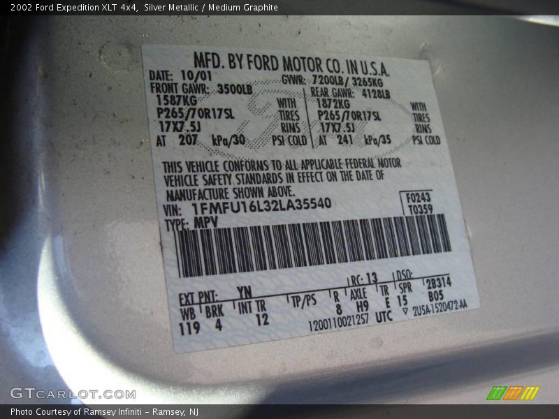 Silver Metallic / Medium Graphite 2002 Ford Expedition XLT 4x4