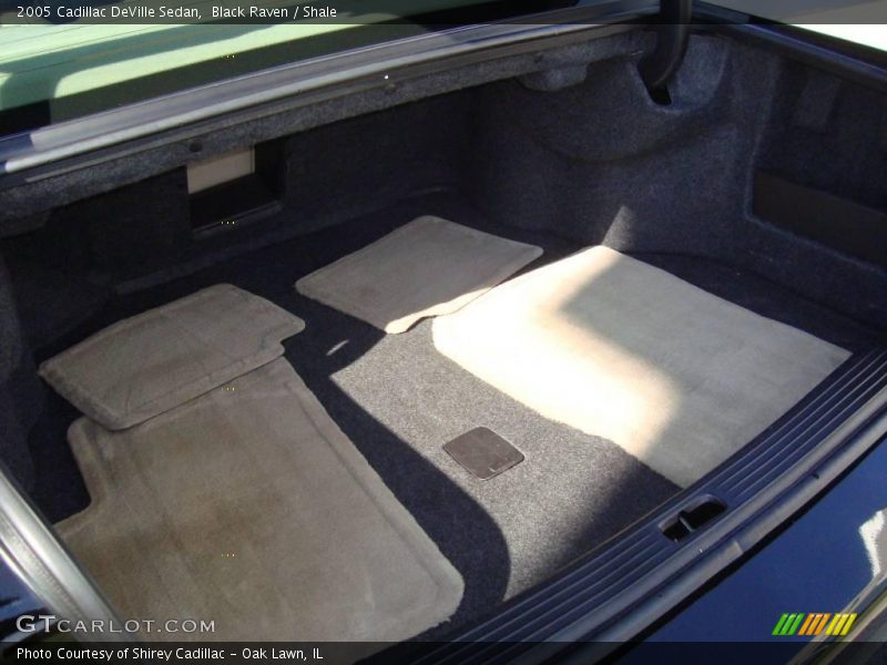 Black Raven / Shale 2005 Cadillac DeVille Sedan