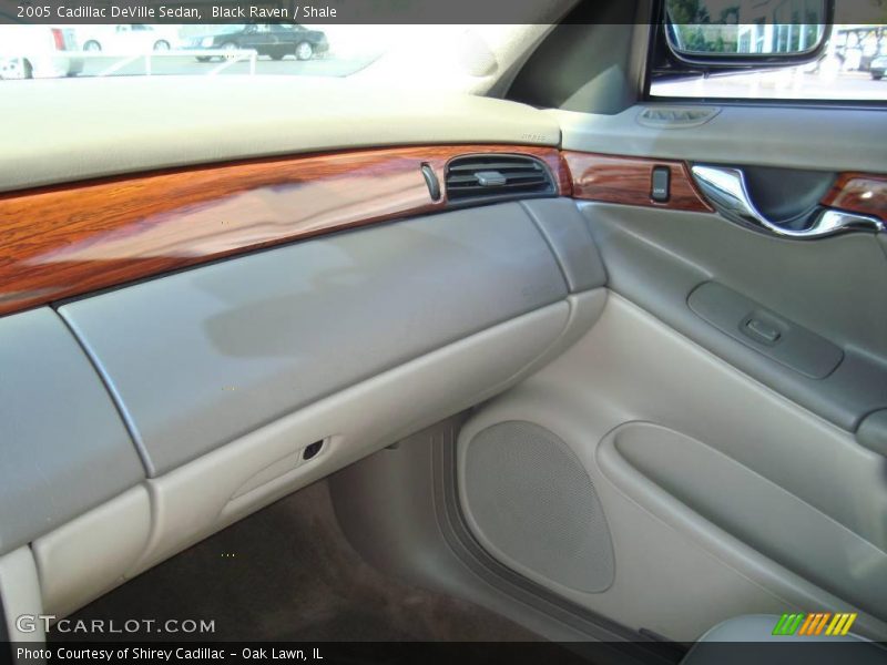 Black Raven / Shale 2005 Cadillac DeVille Sedan