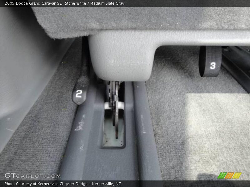 Stone White / Medium Slate Gray 2005 Dodge Grand Caravan SE