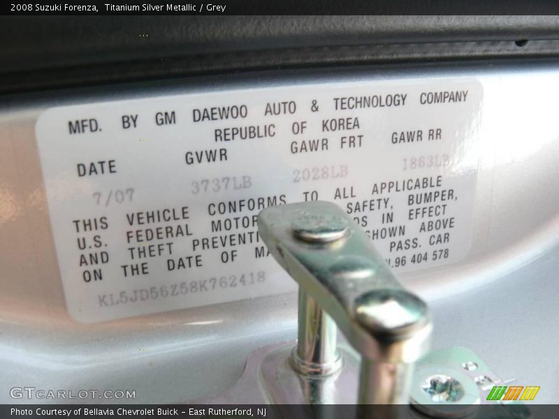 Titanium Silver Metallic / Grey 2008 Suzuki Forenza
