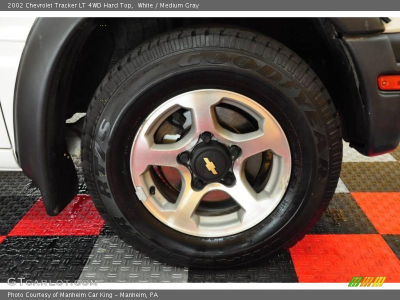 White / Medium Gray 2002 Chevrolet Tracker LT 4WD Hard Top
