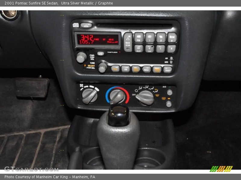 Ultra Silver Metallic / Graphite 2001 Pontiac Sunfire SE Sedan