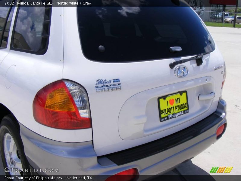 Nordic White / Gray 2002 Hyundai Santa Fe GLS