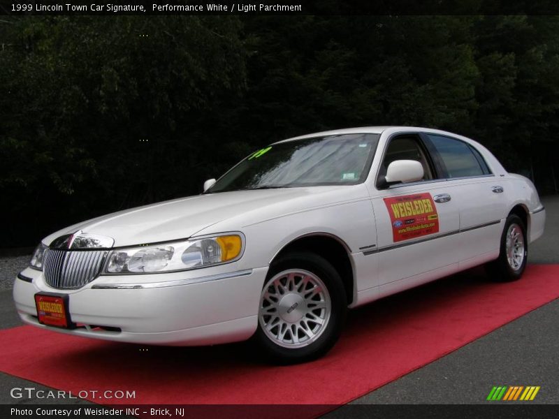 Performance White / Light Parchment 1999 Lincoln Town Car Signature