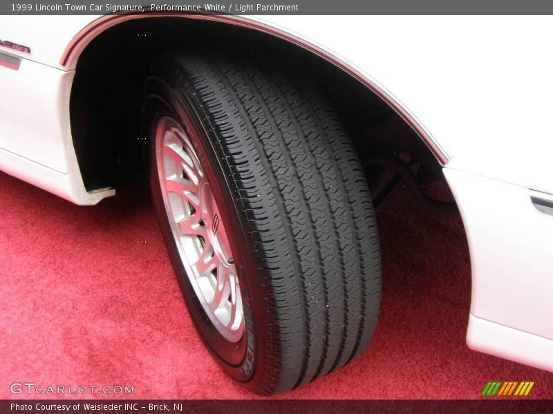 Performance White / Light Parchment 1999 Lincoln Town Car Signature