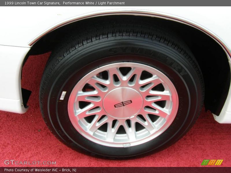 Performance White / Light Parchment 1999 Lincoln Town Car Signature