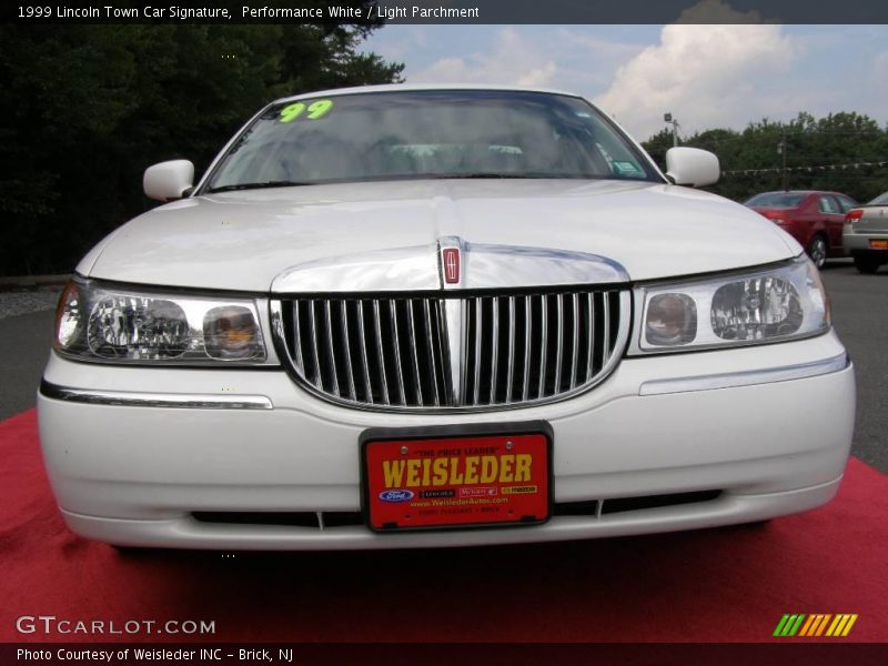 Performance White / Light Parchment 1999 Lincoln Town Car Signature