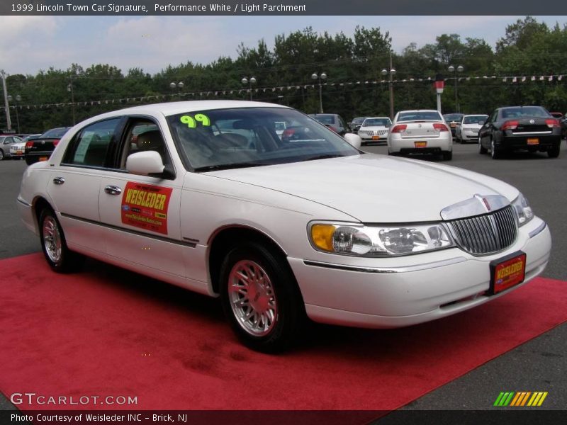 Performance White / Light Parchment 1999 Lincoln Town Car Signature