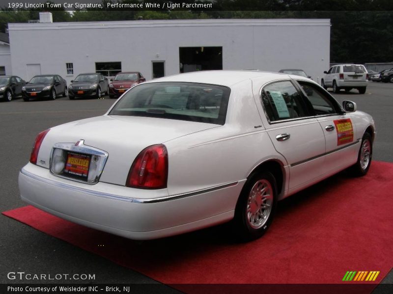 Performance White / Light Parchment 1999 Lincoln Town Car Signature