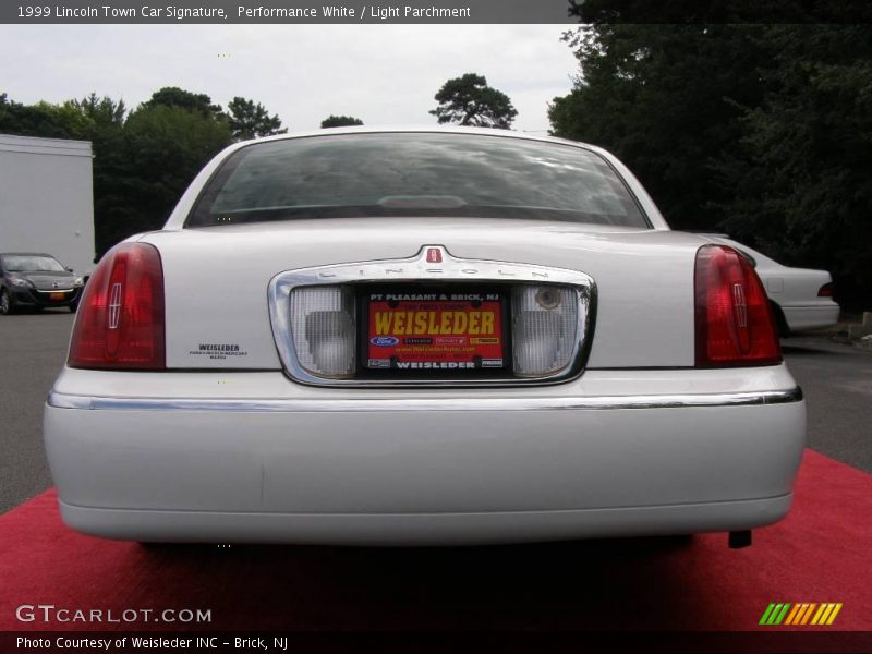 Performance White / Light Parchment 1999 Lincoln Town Car Signature