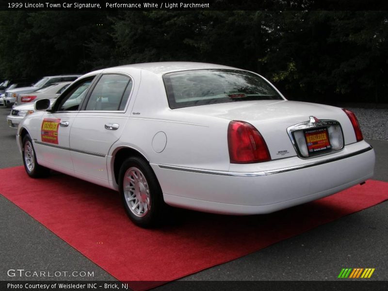 Performance White / Light Parchment 1999 Lincoln Town Car Signature