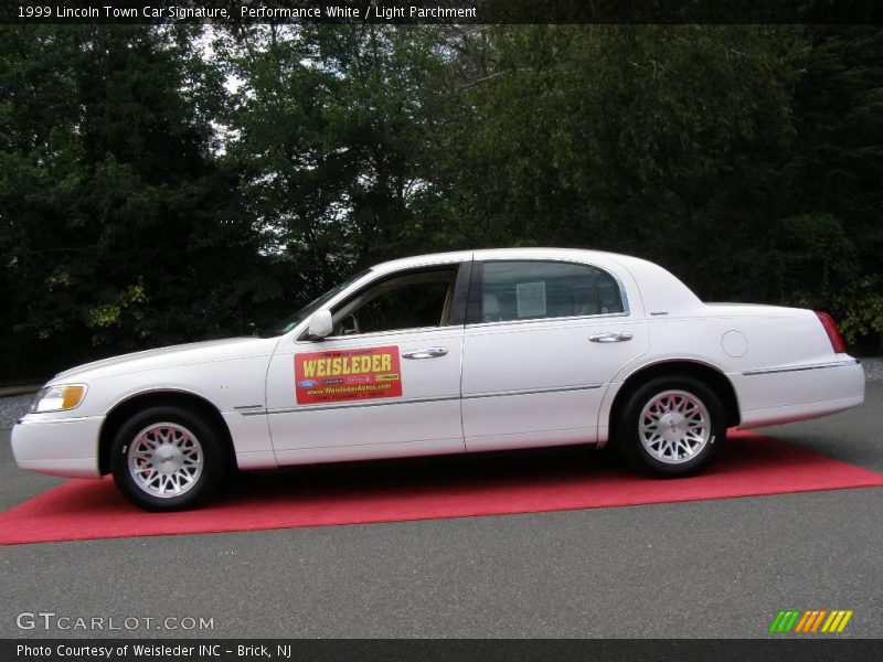 Performance White / Light Parchment 1999 Lincoln Town Car Signature