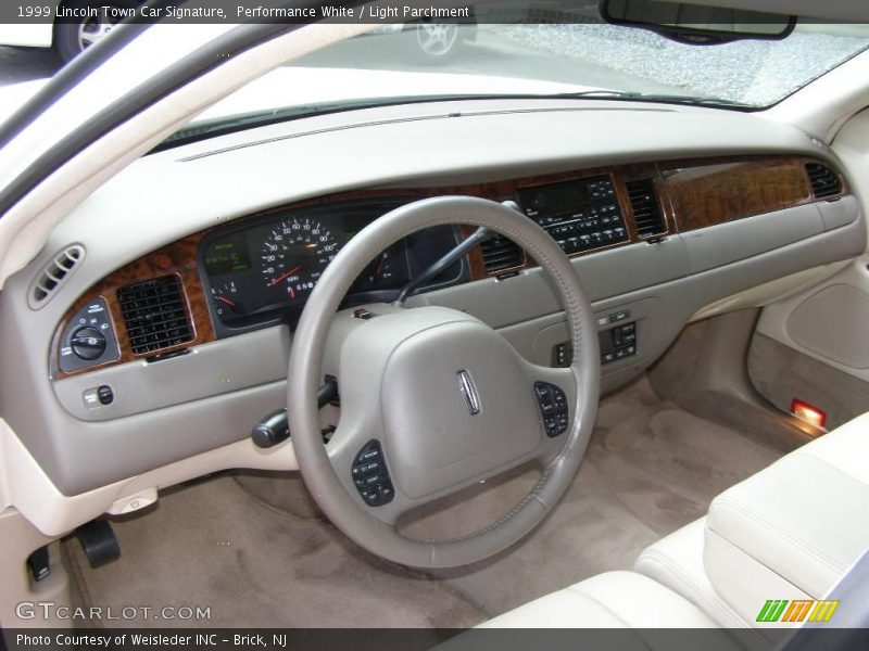 Performance White / Light Parchment 1999 Lincoln Town Car Signature