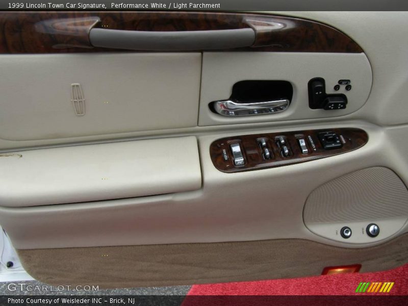 Performance White / Light Parchment 1999 Lincoln Town Car Signature