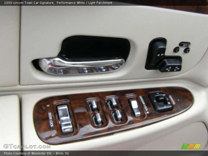 Performance White / Light Parchment 1999 Lincoln Town Car Signature