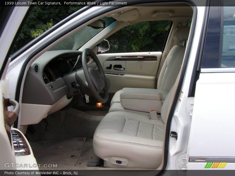 Performance White / Light Parchment 1999 Lincoln Town Car Signature
