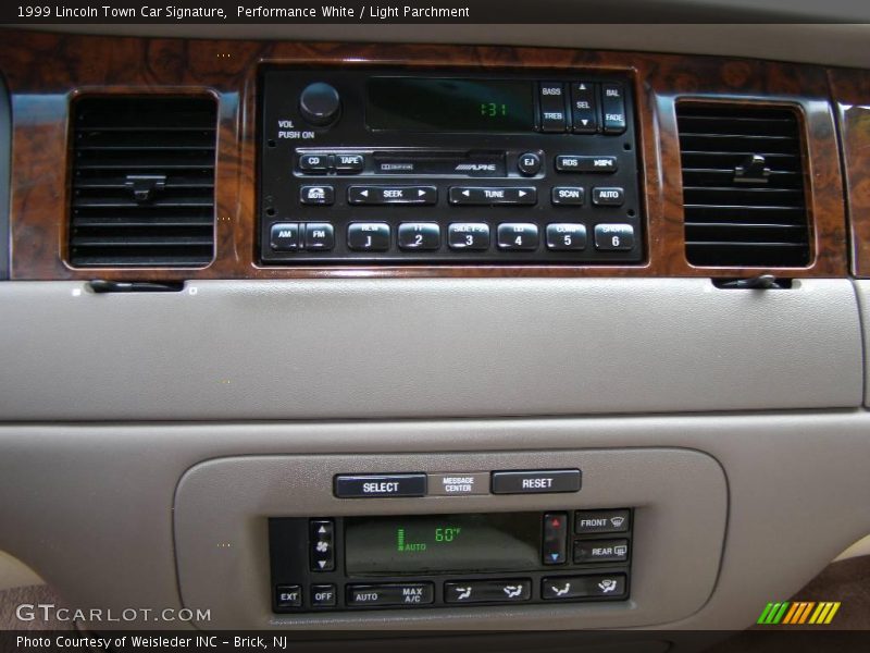 Performance White / Light Parchment 1999 Lincoln Town Car Signature