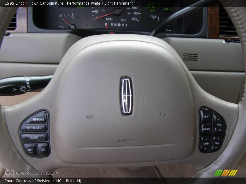Performance White / Light Parchment 1999 Lincoln Town Car Signature