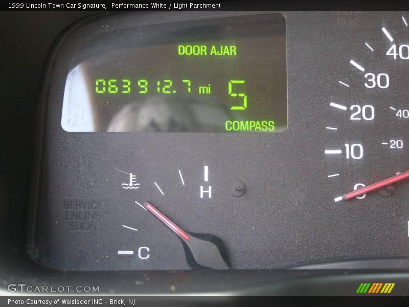 Performance White / Light Parchment 1999 Lincoln Town Car Signature