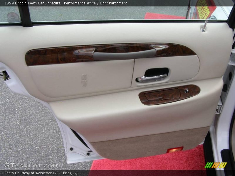 Performance White / Light Parchment 1999 Lincoln Town Car Signature