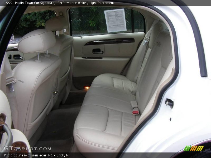 Performance White / Light Parchment 1999 Lincoln Town Car Signature