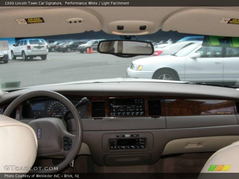 Performance White / Light Parchment 1999 Lincoln Town Car Signature