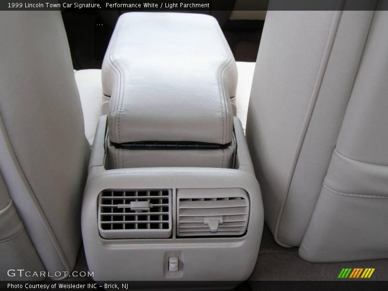 Performance White / Light Parchment 1999 Lincoln Town Car Signature