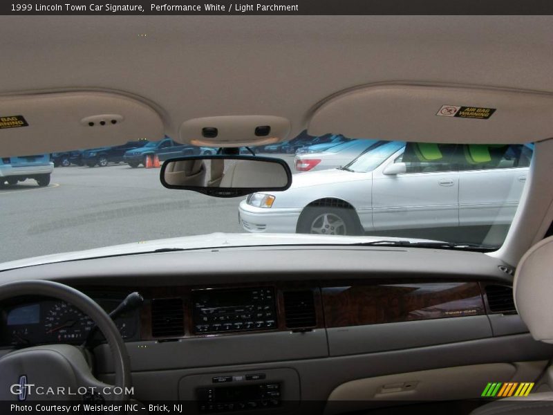 Performance White / Light Parchment 1999 Lincoln Town Car Signature