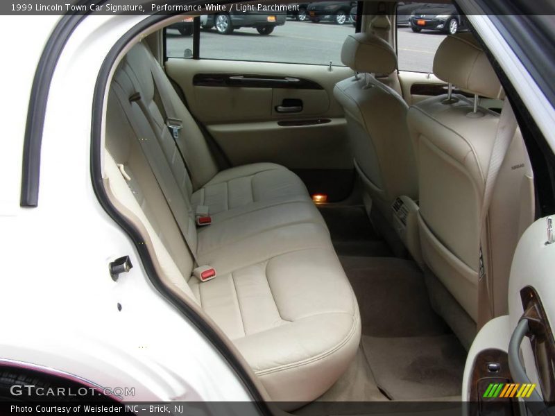 Performance White / Light Parchment 1999 Lincoln Town Car Signature