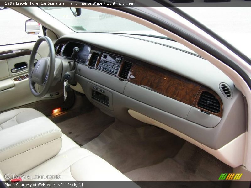 Performance White / Light Parchment 1999 Lincoln Town Car Signature