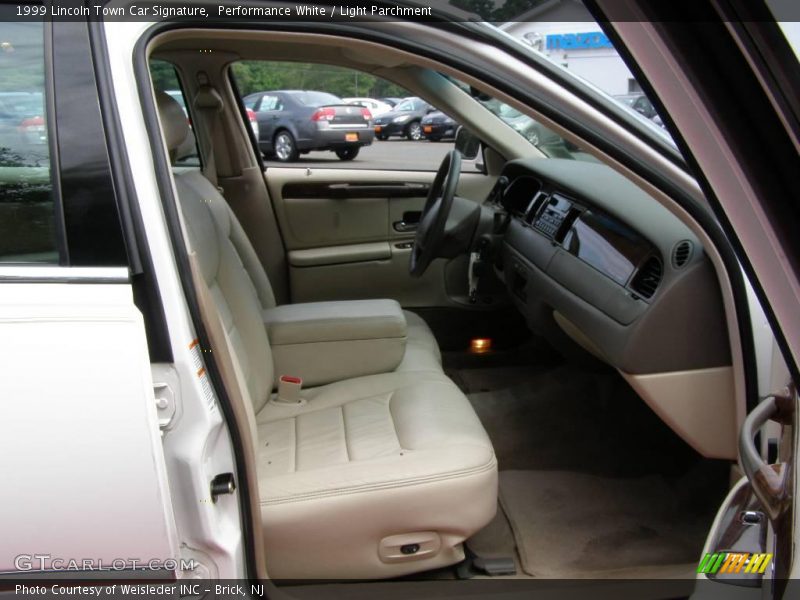 Performance White / Light Parchment 1999 Lincoln Town Car Signature