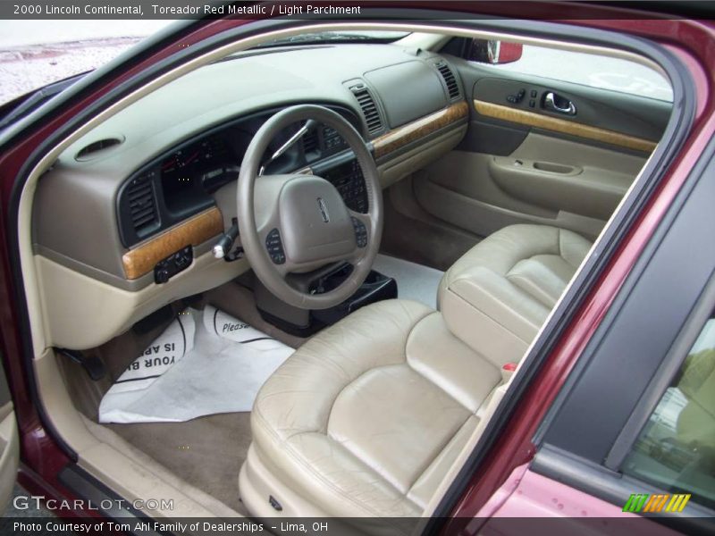Toreador Red Metallic / Light Parchment 2000 Lincoln Continental