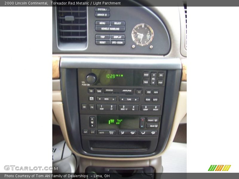 Toreador Red Metallic / Light Parchment 2000 Lincoln Continental