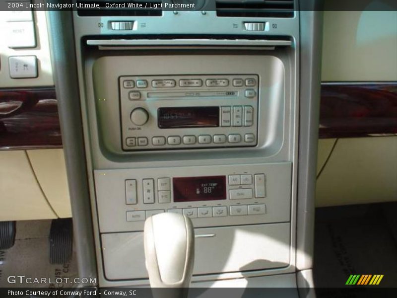 Oxford White / Light Parchment 2004 Lincoln Navigator Ultimate