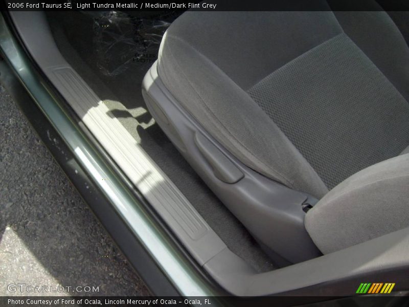 Light Tundra Metallic / Medium/Dark Flint Grey 2006 Ford Taurus SE