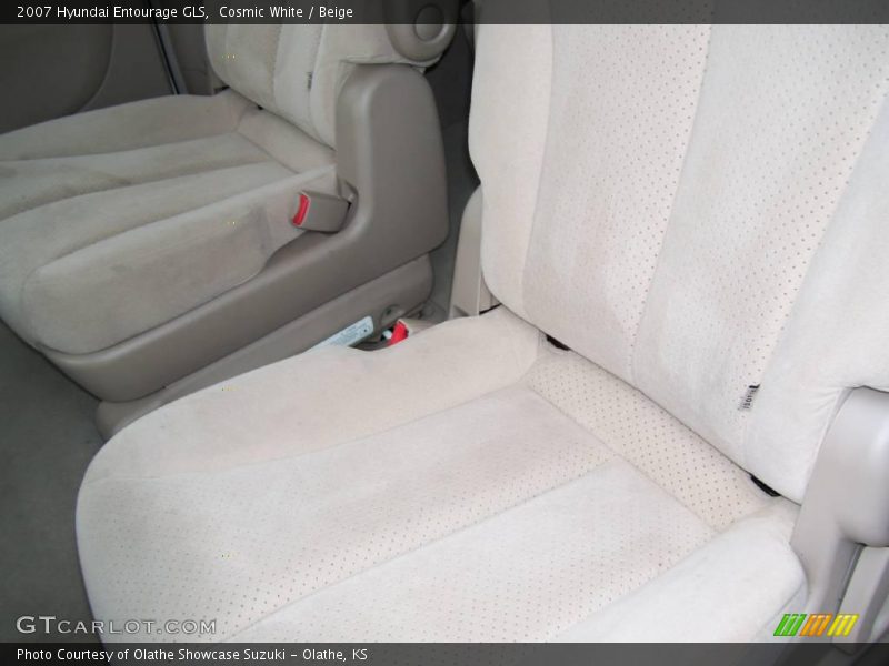 Cosmic White / Beige 2007 Hyundai Entourage GLS