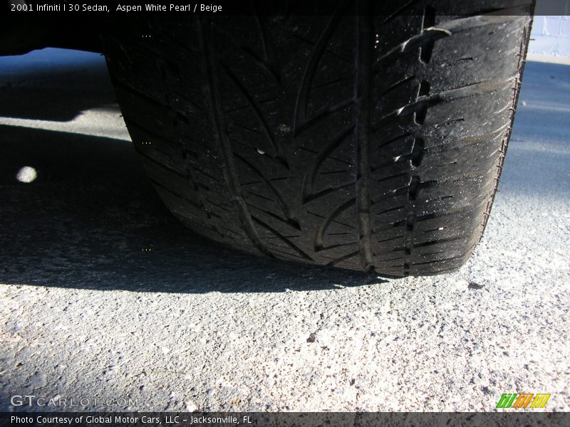 Aspen White Pearl / Beige 2001 Infiniti I 30 Sedan