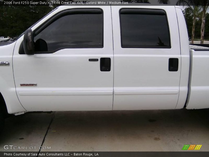 Oxford White / Medium Flint 2006 Ford F250 Super Duty XLT FX4 Crew Cab 4x4