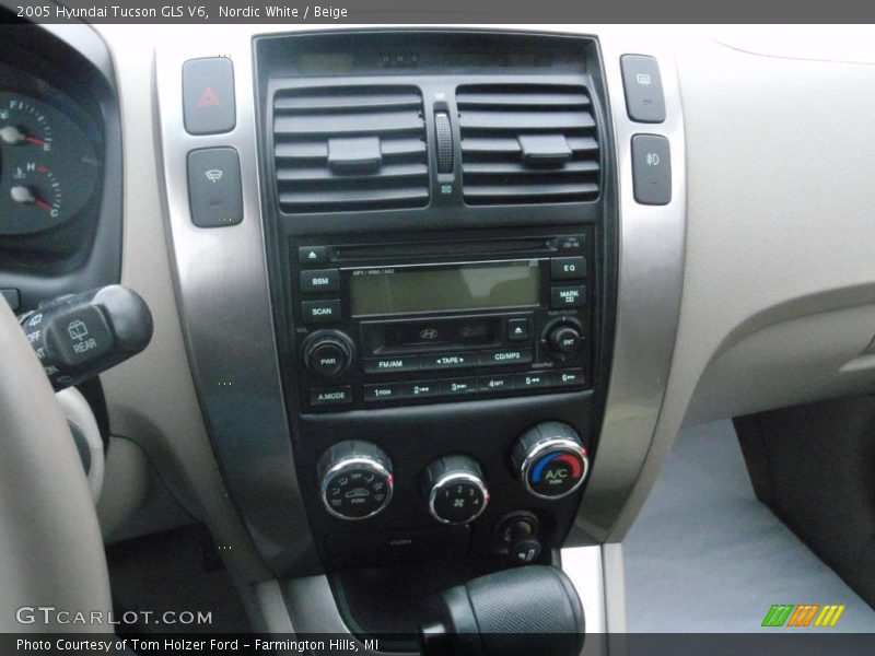 Nordic White / Beige 2005 Hyundai Tucson GLS V6