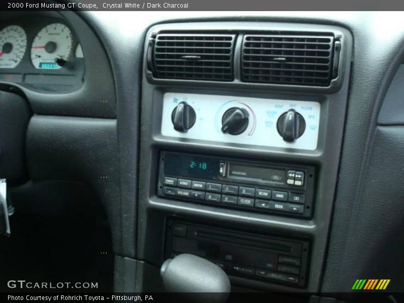 Crystal White / Dark Charcoal 2000 Ford Mustang GT Coupe